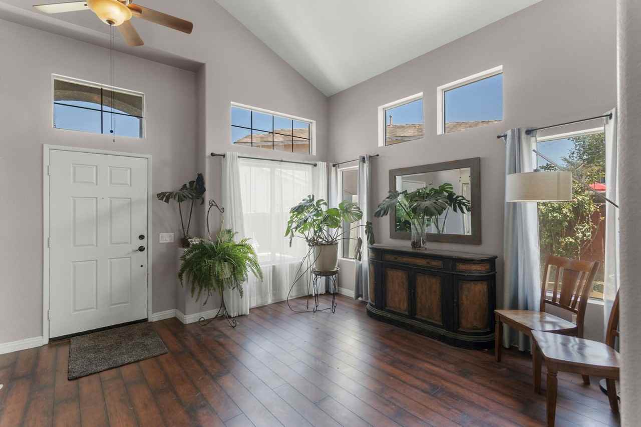 958 Stratford Way - Photo 5 of 34