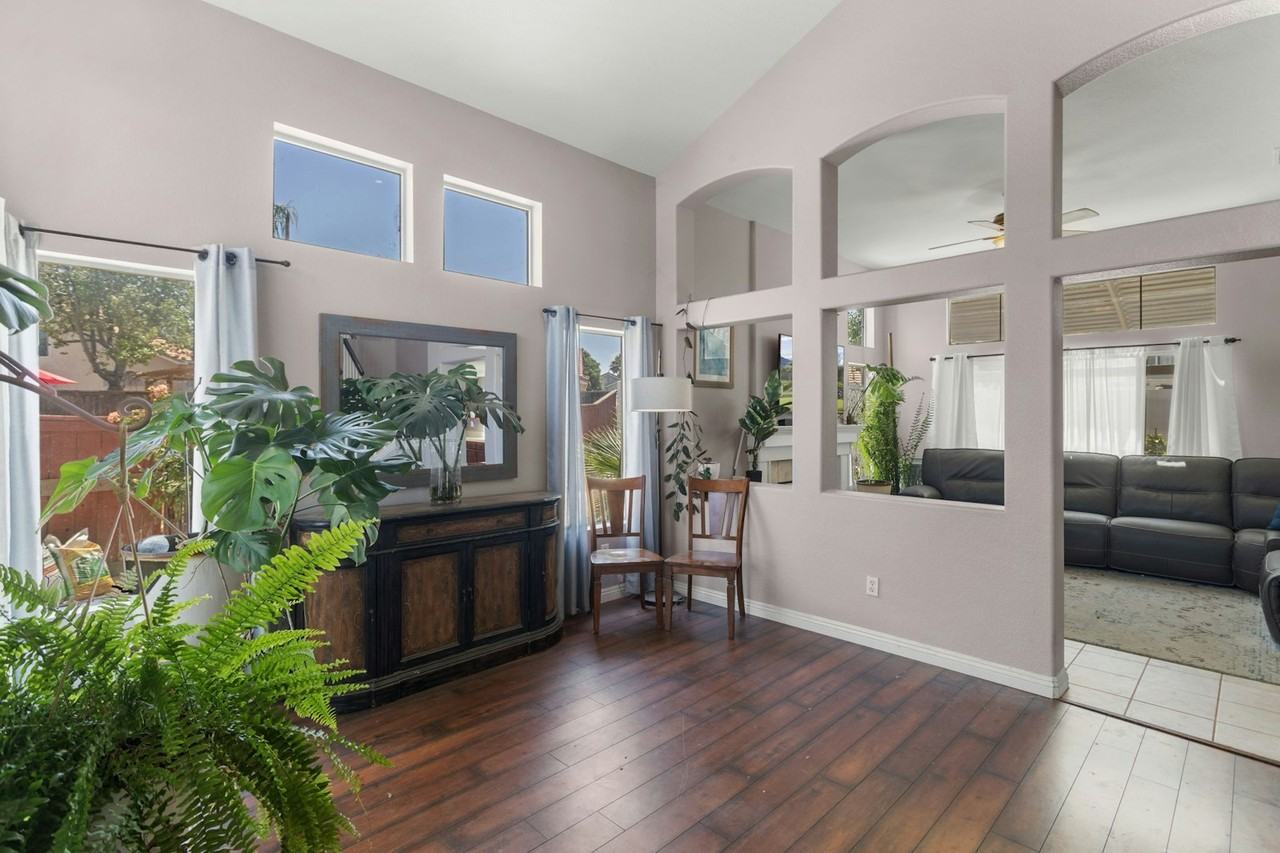 958 Stratford Way - Photo 6 of 34