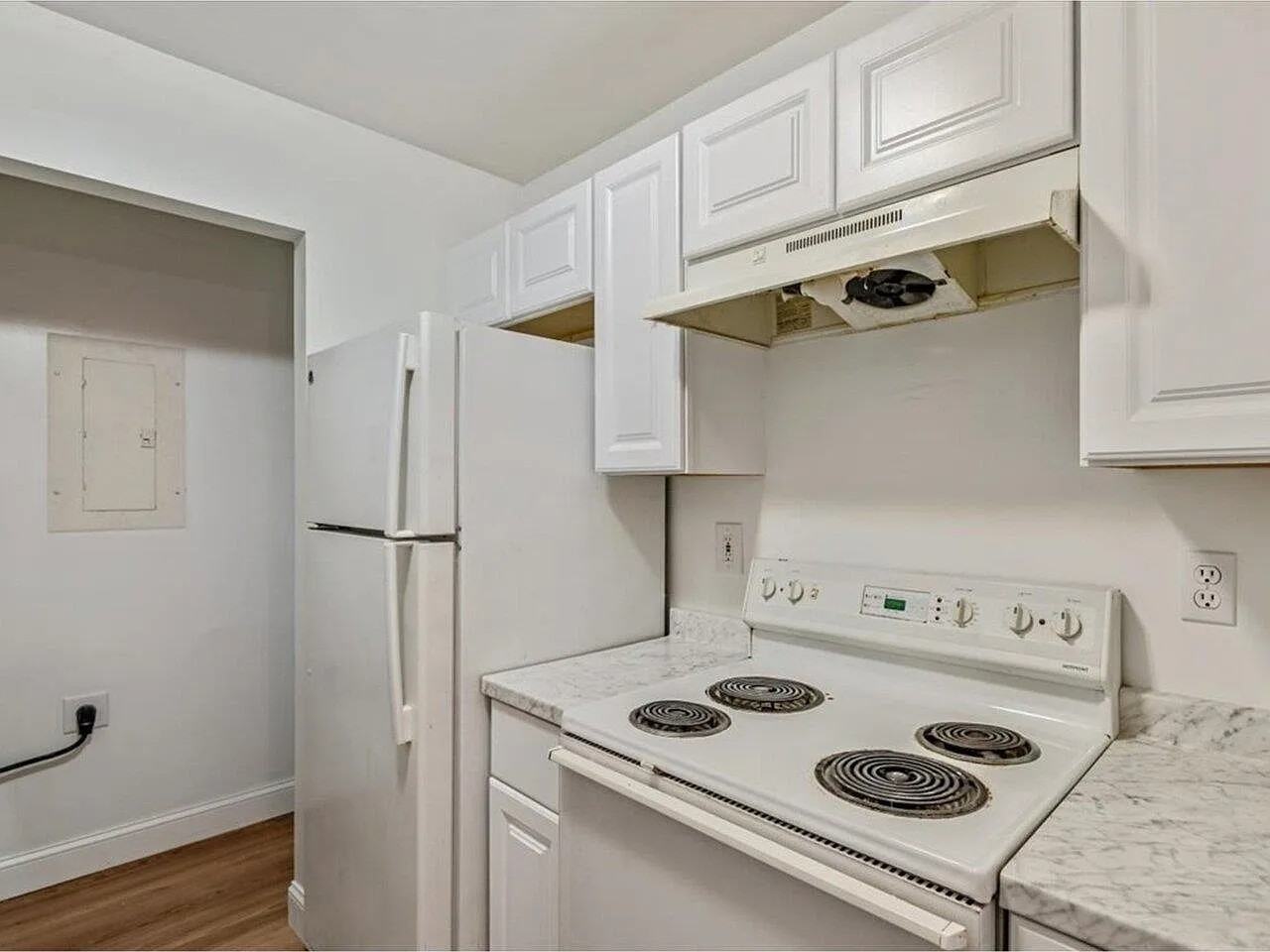 301 Hildred Dr - Photo 4 of 20