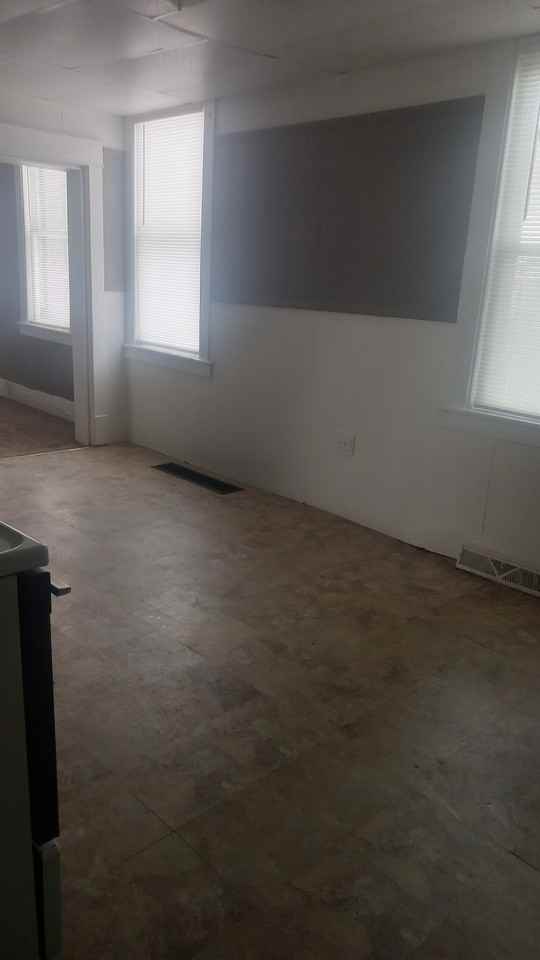 1608 Poplar St - Photo 4 of 13