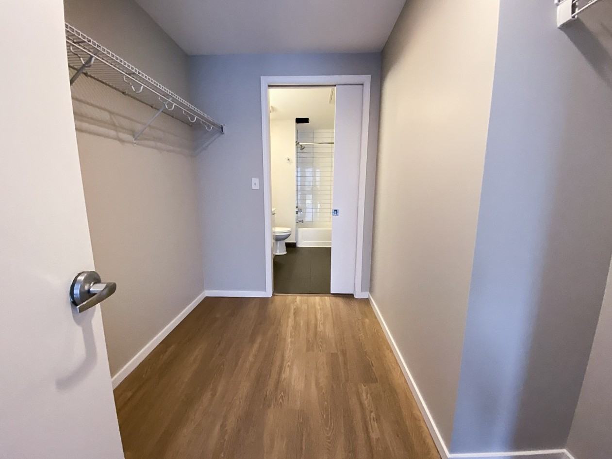 208 W Scott St - Photo 7 of 11