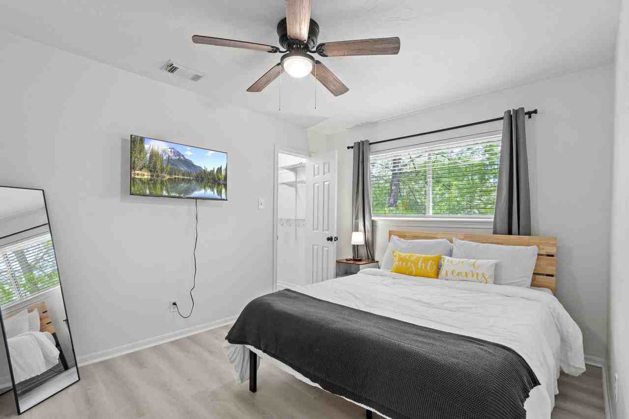 604 Lochnell Dr - Photo 2 of 20