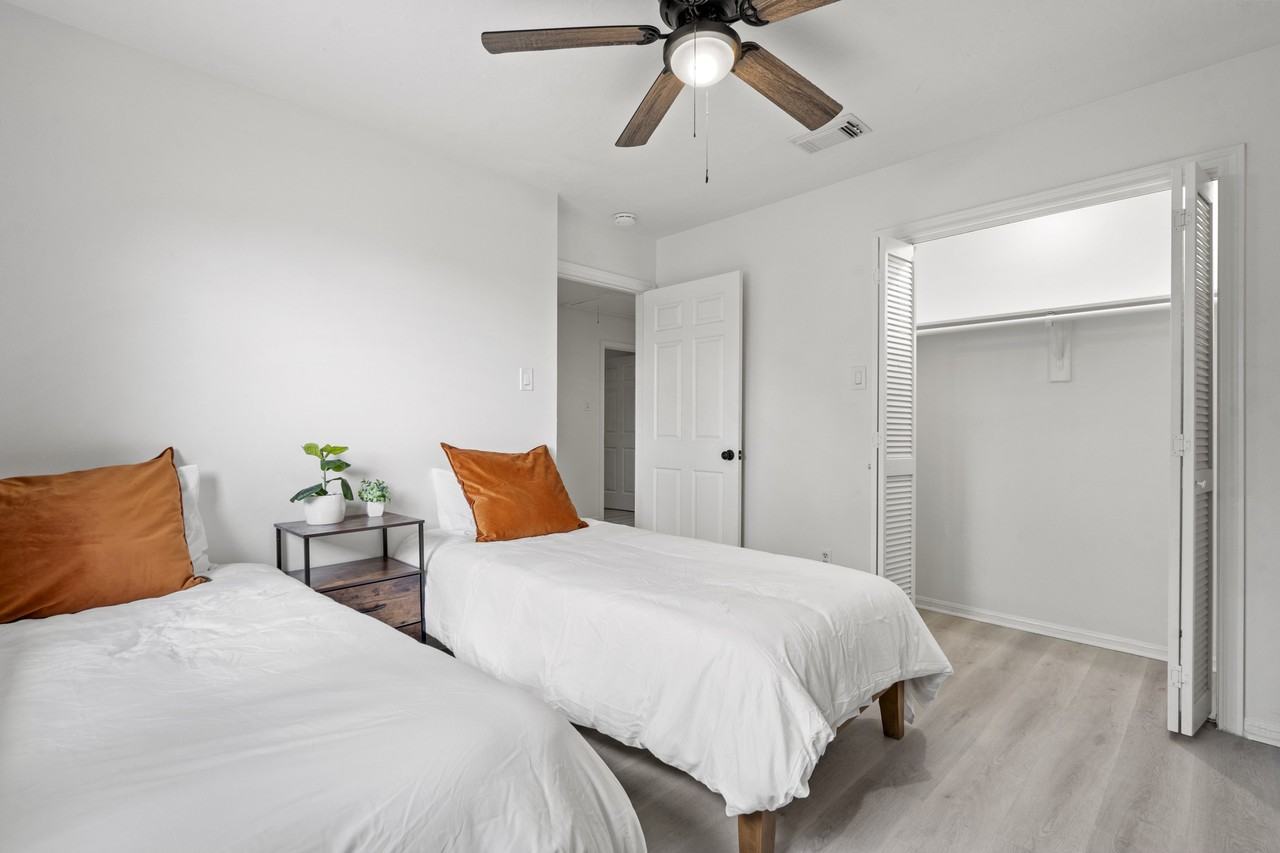 604 Lochnell Dr - Photo 3 of 20