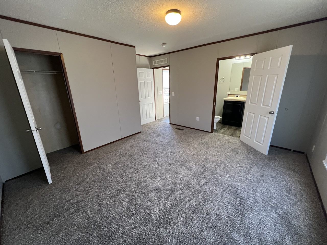 66 Peach St - Photo 4 of 12