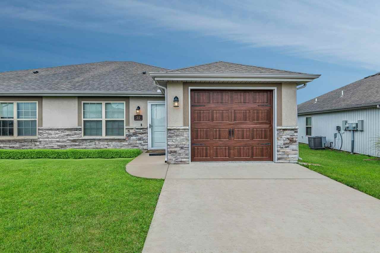 210 Southwest Laurel Drive, Unit 222 - Photo 2 of 31