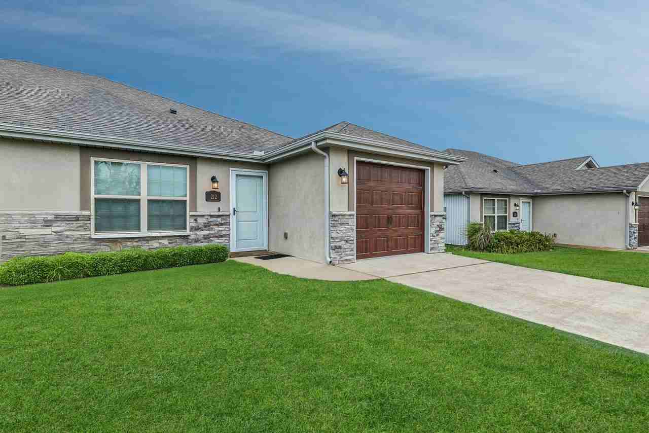 210 Southwest Laurel Drive, Unit 222 - Photo 3 of 31