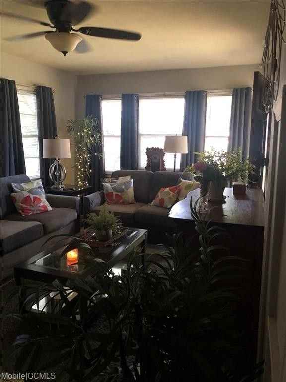 55 Thompson Boulevard - Photo 2 of 8