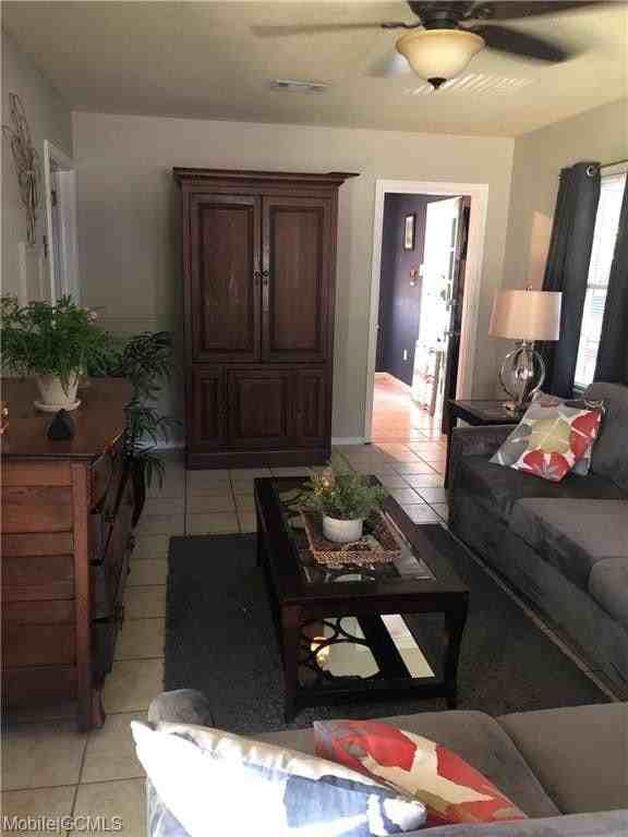 55 Thompson Boulevard - Photo 4 of 8