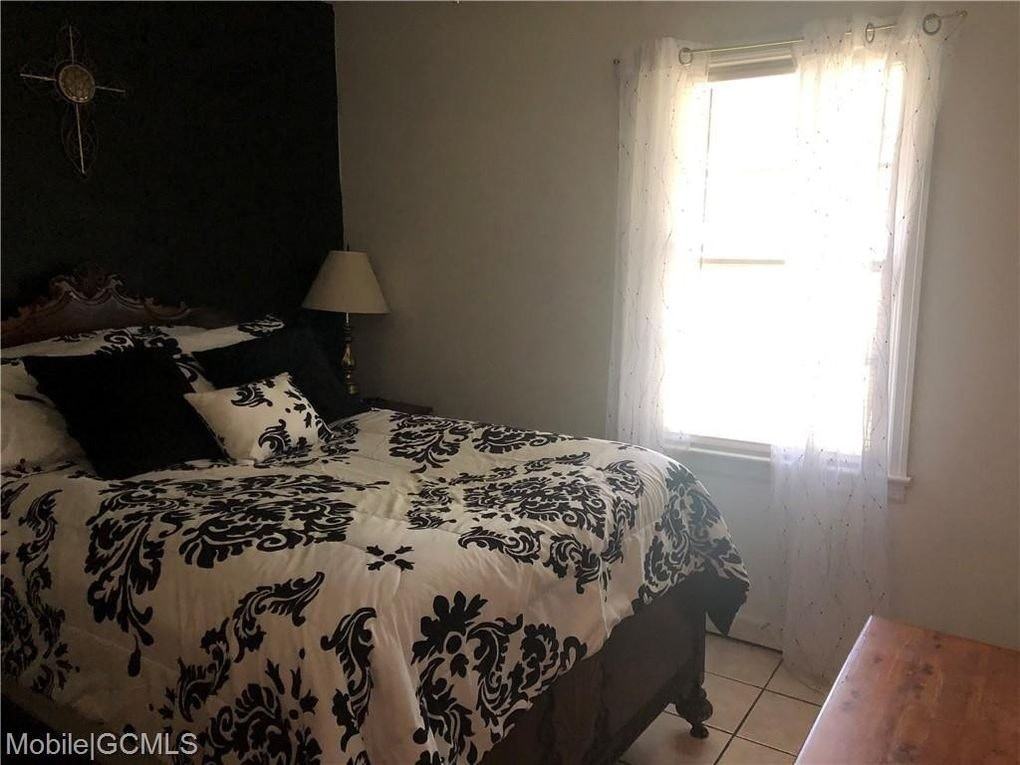 55 Thompson Boulevard - Photo 5 of 8