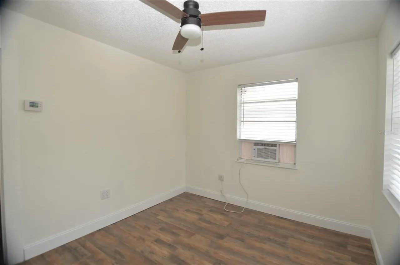 402 Cardinal St - Photo 3 of 13