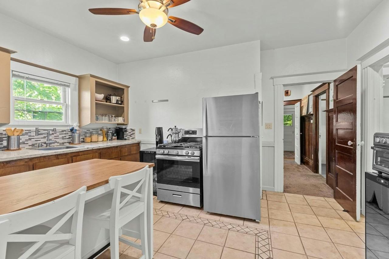 605 T Street - Photo 2 of 5