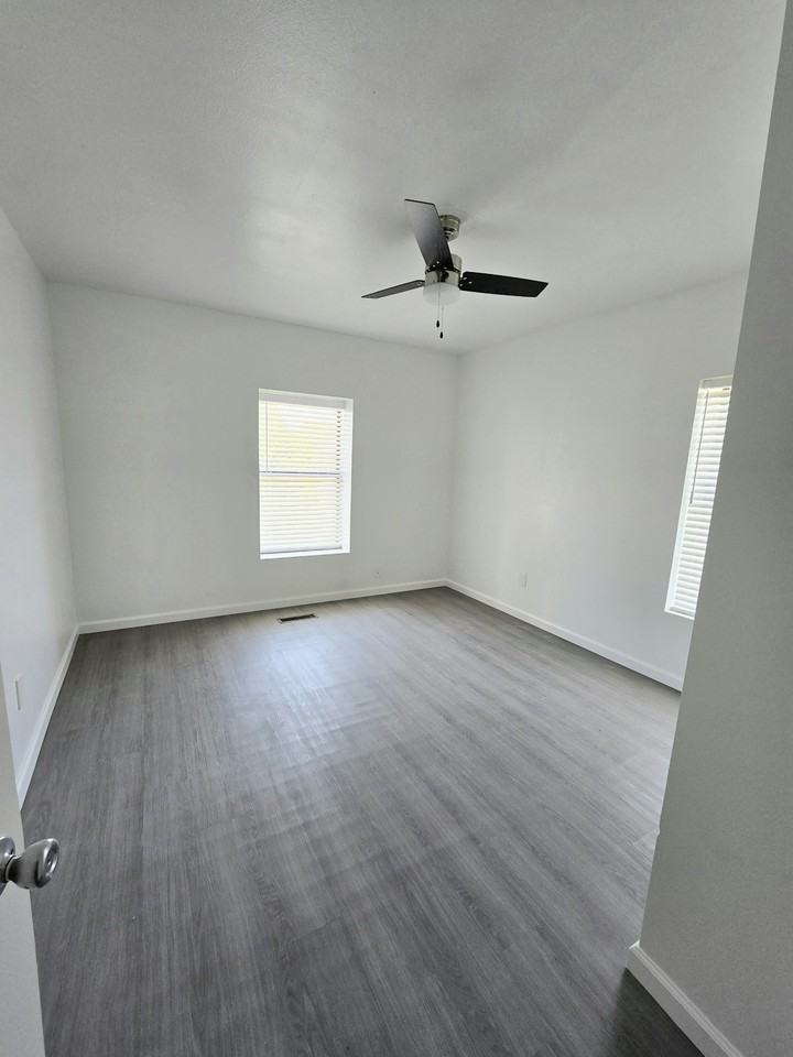 300 S 5th St, Unit A - Photo 2 of 5