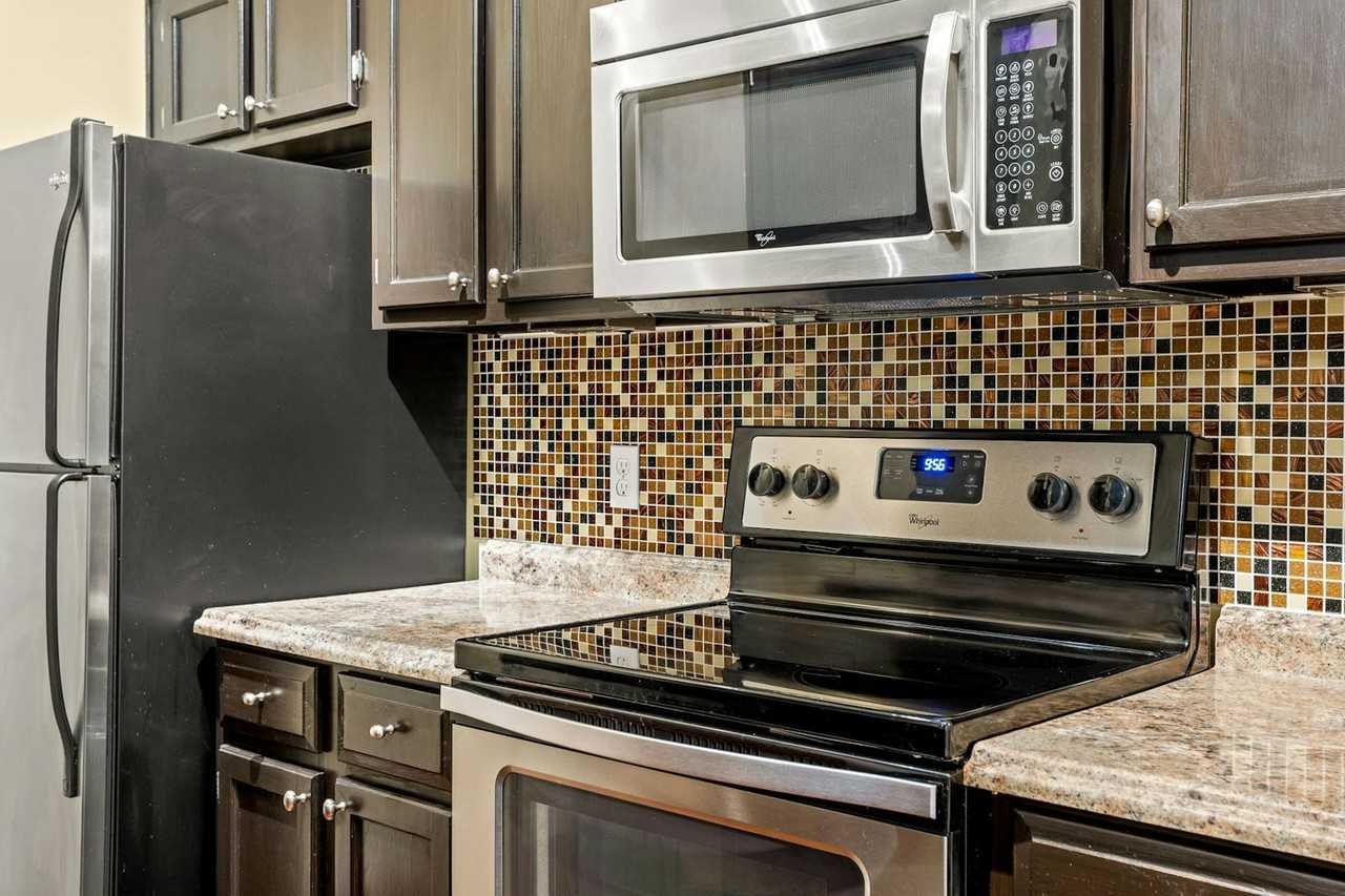 4530 Village Ct, Unit 5 - Photo 3 of 33