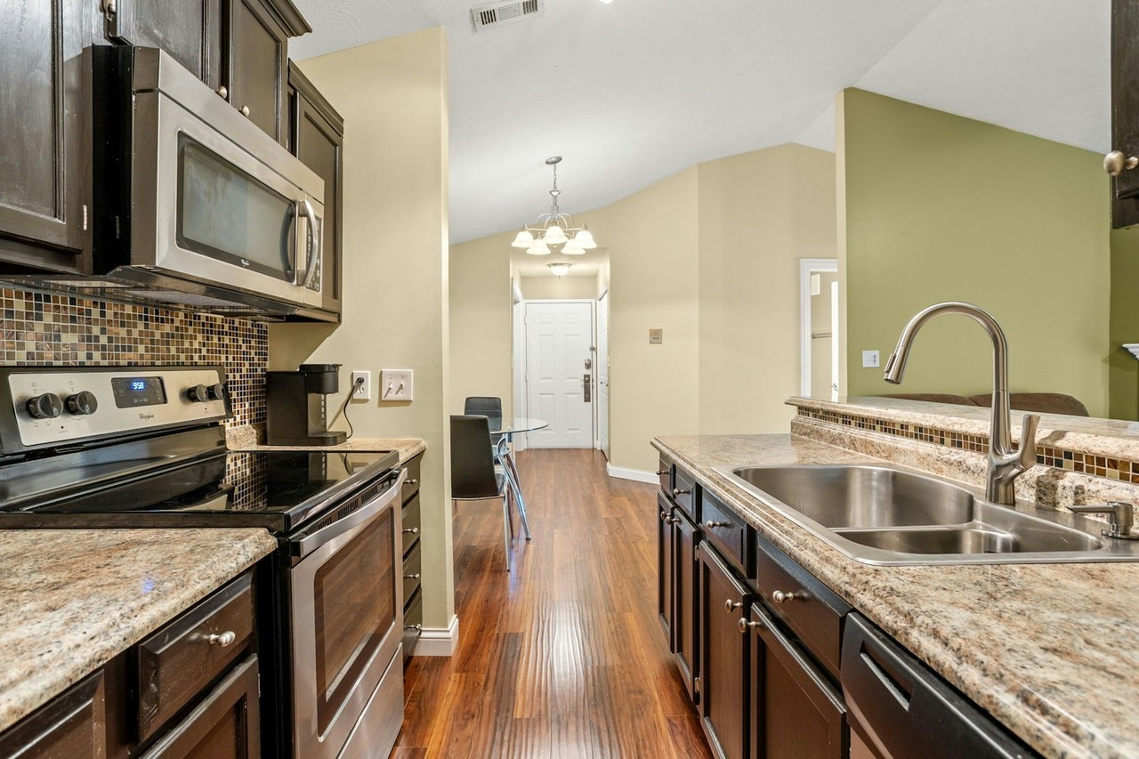 4530 Village Ct, Unit 5 - Photo 4 of 33