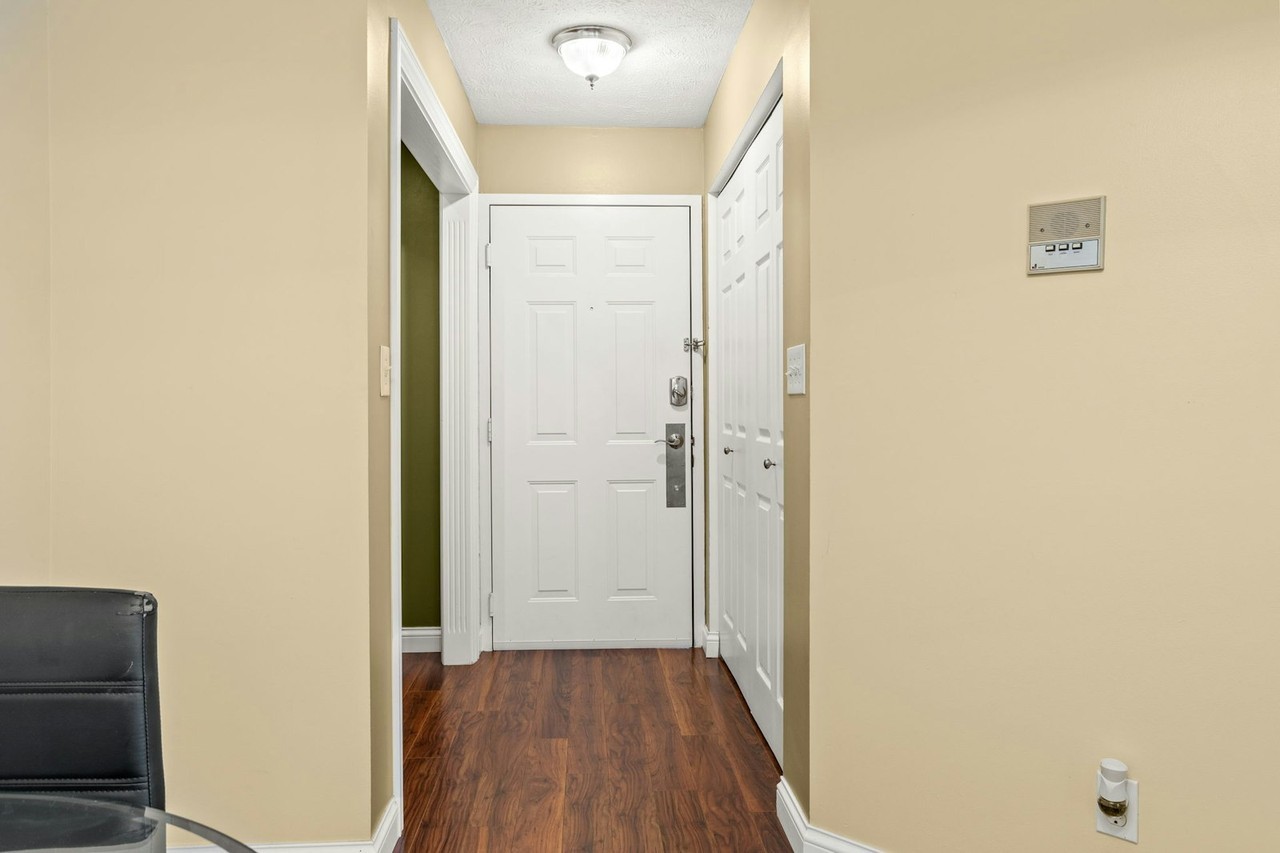 4530 Village Ct, Unit 5 - Photo 6 of 33