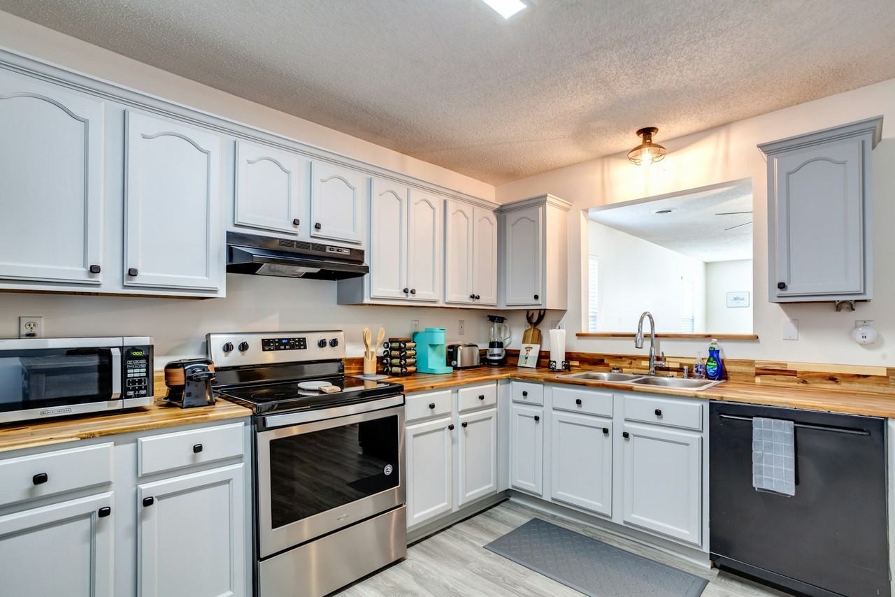 720 Monroe Senter St - Photo 3 of 11