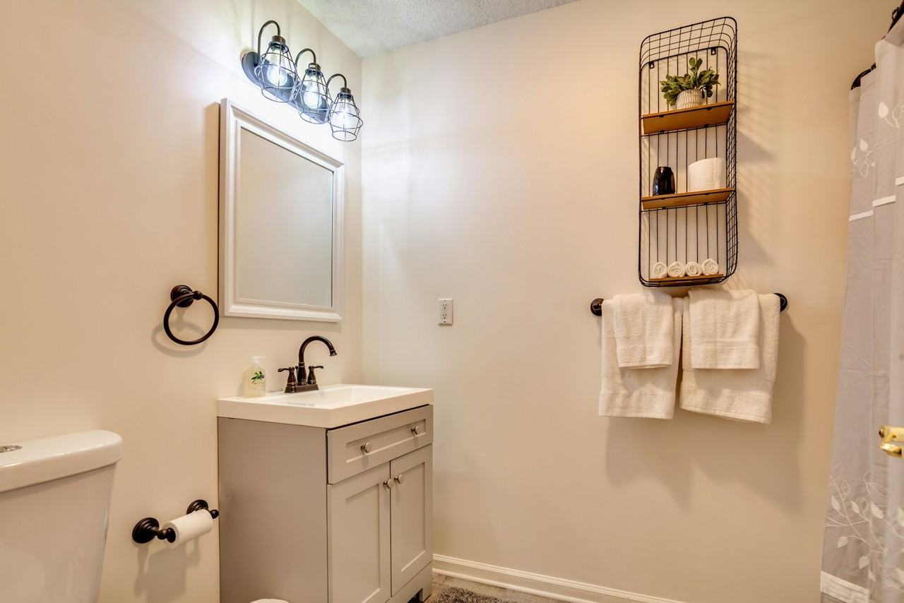 720 Monroe Senter St - Photo 6 of 11