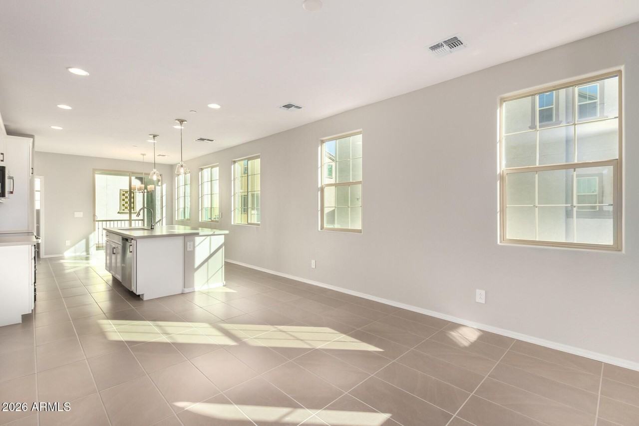 1677 E Chelsea Ln - Photo 3 of 41