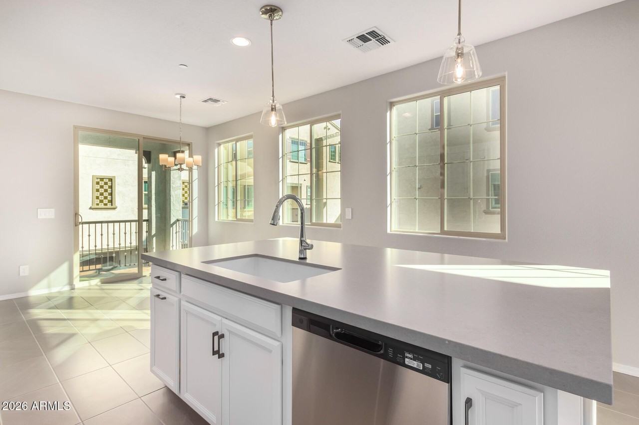 1677 E Chelsea Ln - Photo 4 of 41