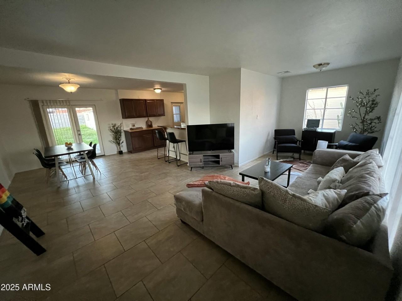 1934 E Mitchell Dr - Photo 2 of 18