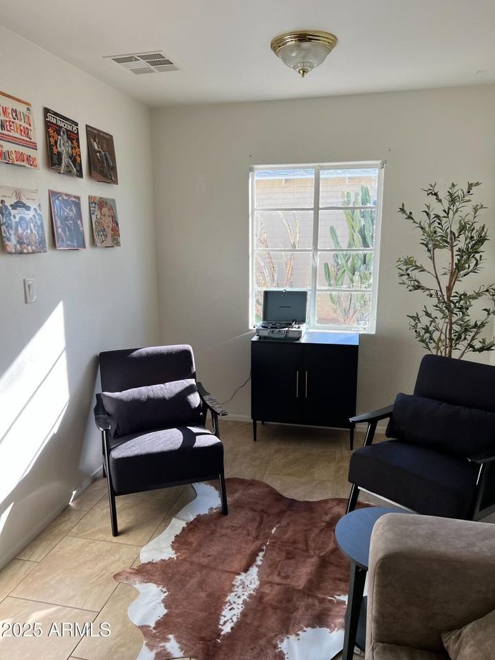 1934 E Mitchell Dr - Photo 4 of 18