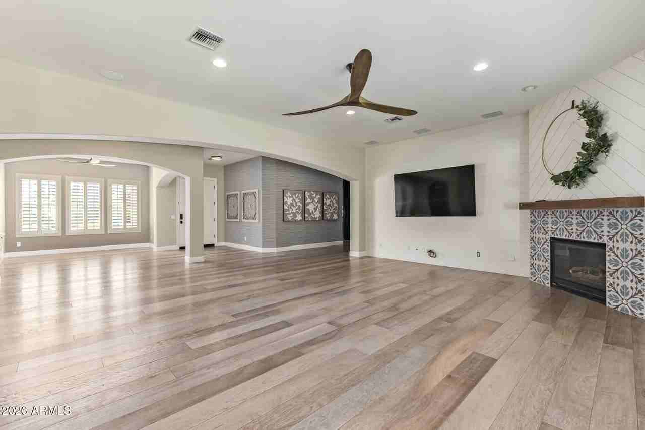 326 W Loma Ln - Photo 6 of 35