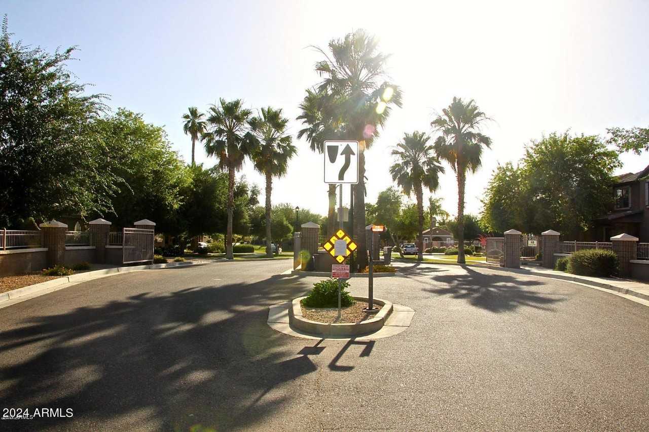 1918 E Harrison St - Photo 7 of 42