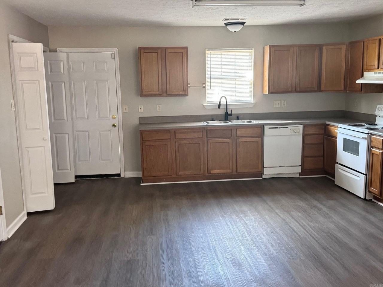 14166 Joan Dr - Photo 4 of 11