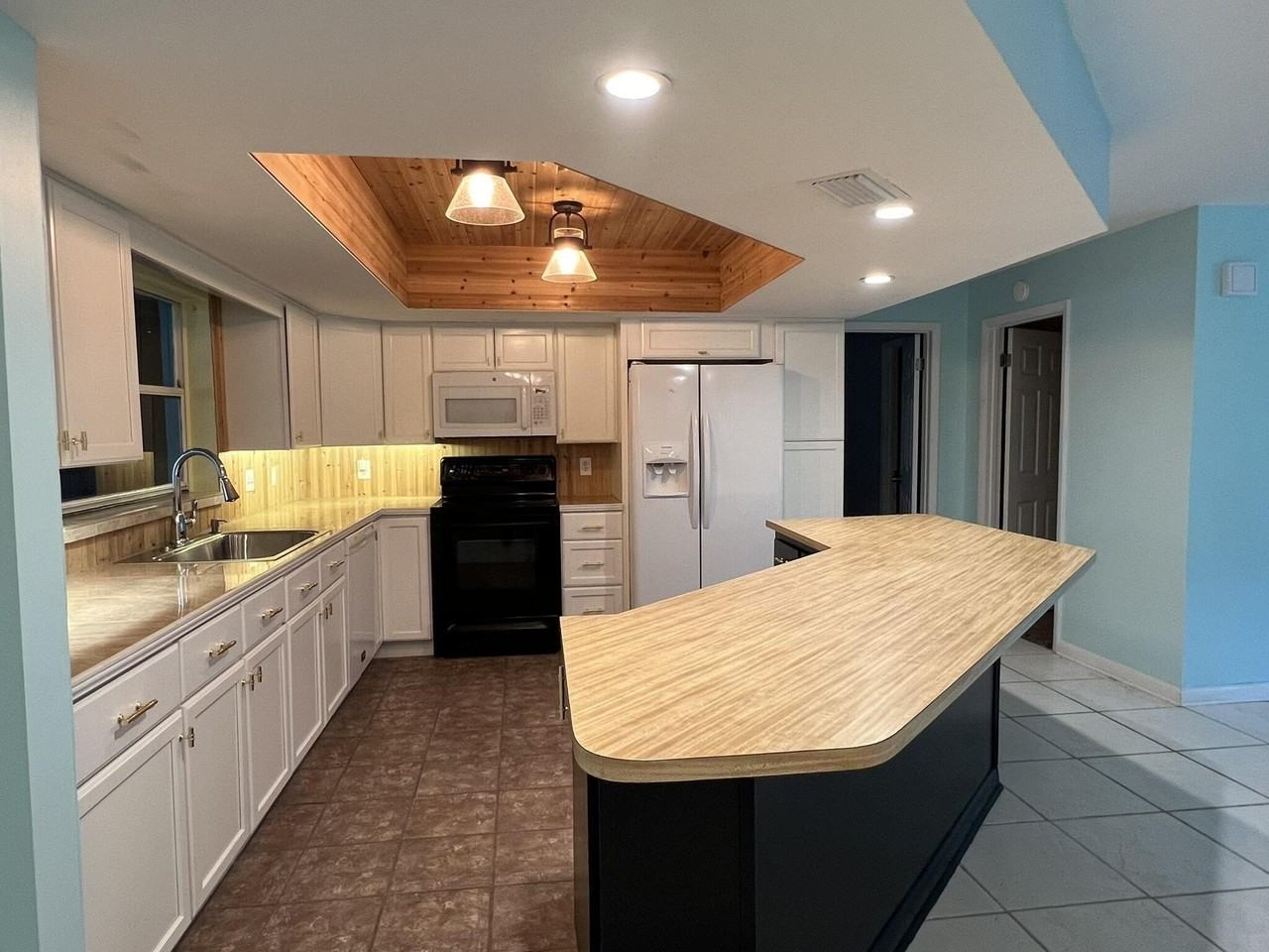 1916 Coconut Dr - Photo 7 of 35