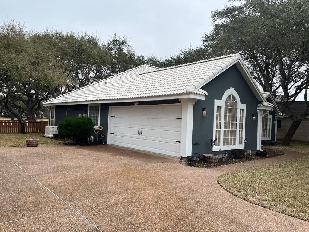 423 Augusta Dr - Photo 2 of 32