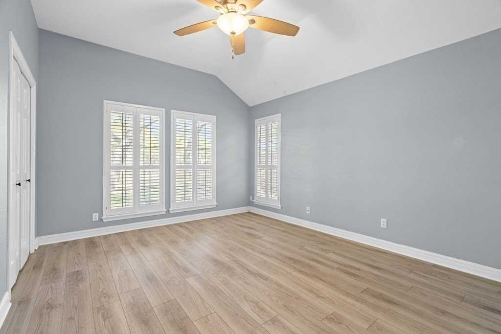 423 Augusta Dr - Photo 4 of 32