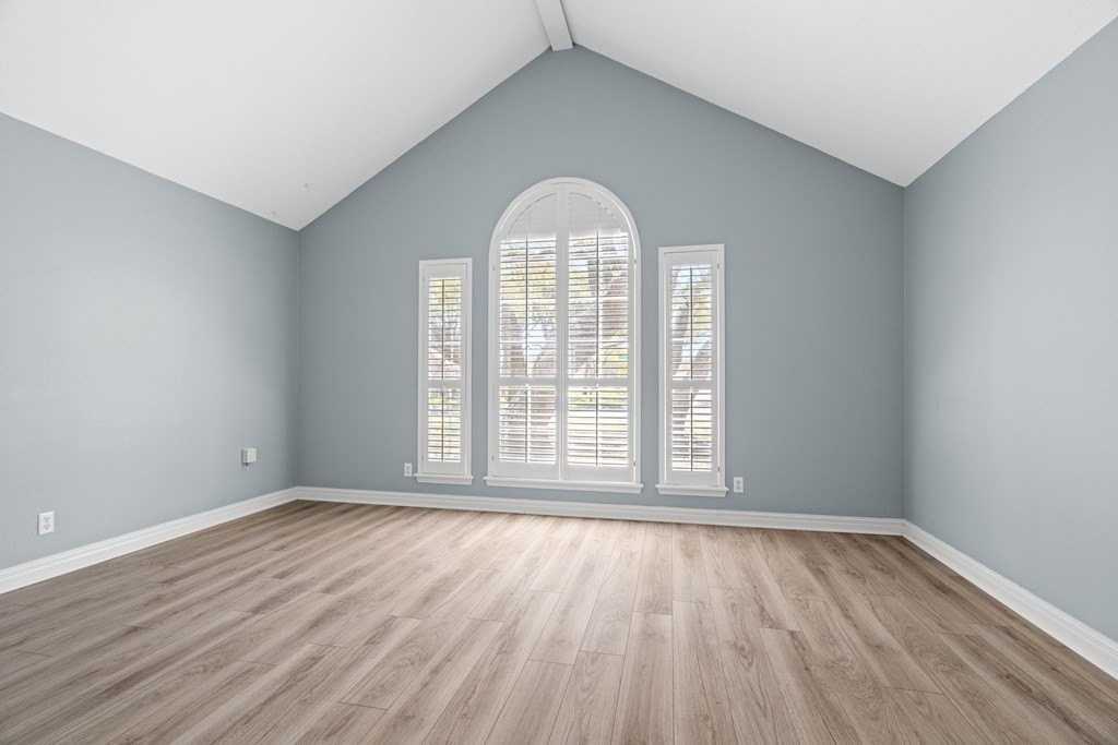 423 Augusta Dr - Photo 7 of 32