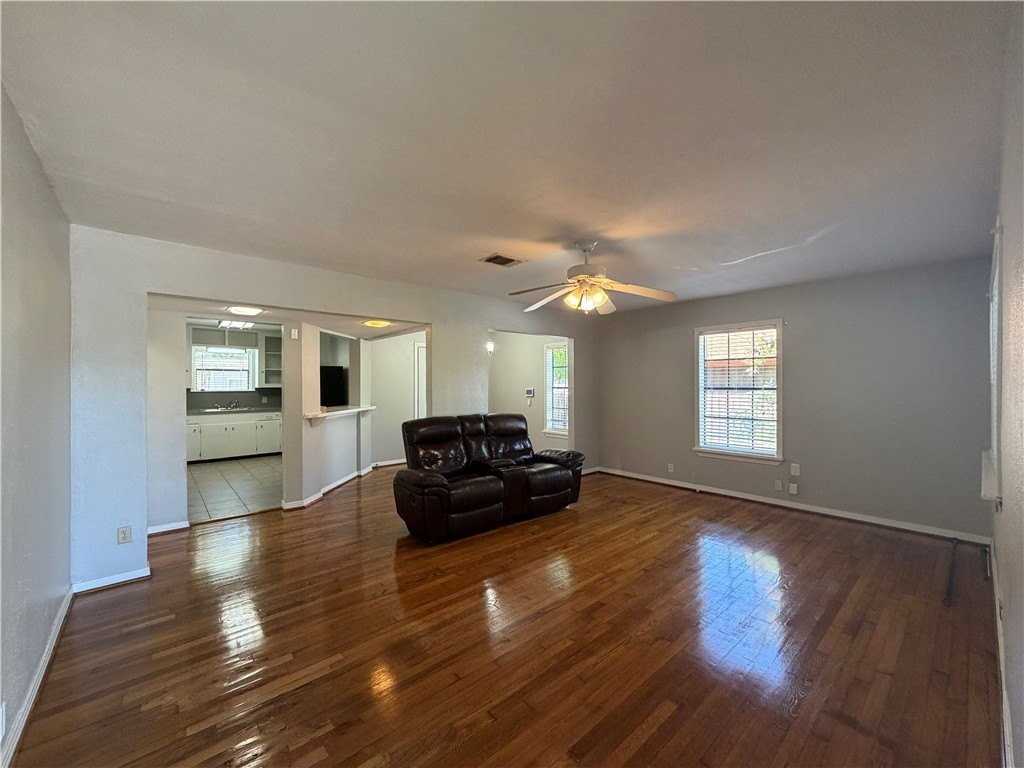 418 Waverly Dr - Photo 3 of 23