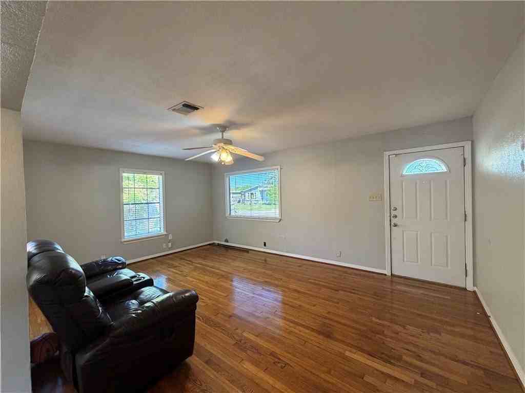 418 Waverly Dr - Photo 4 of 23