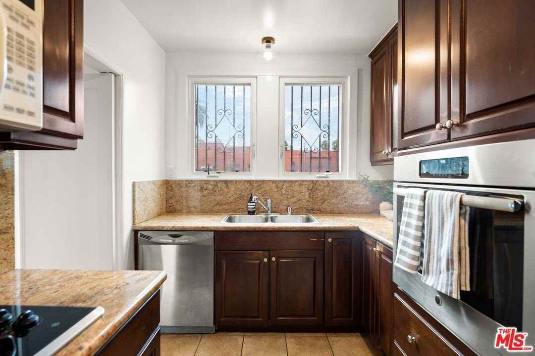 535 N Poinsettia Pl - Photo 4 of 33