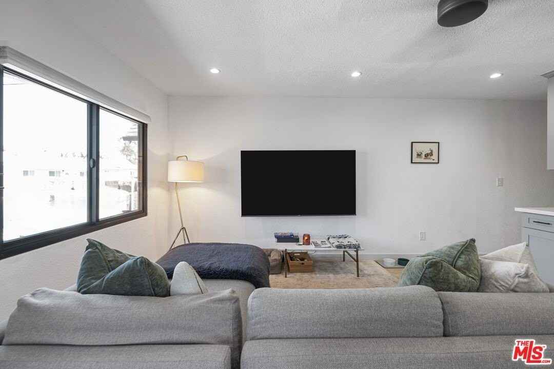 2422 W 30th St Unit 2422 - Photo 6 of 22