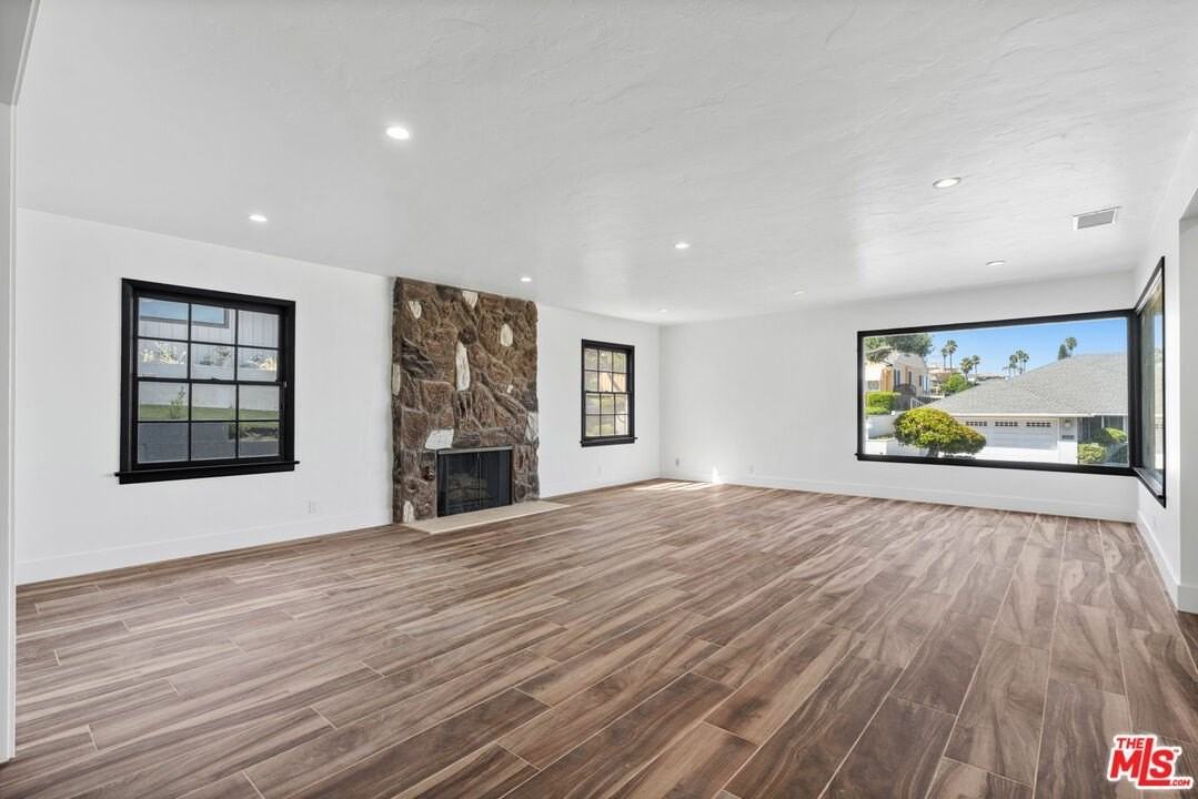 5266 Veronica St - Photo 2 of 43