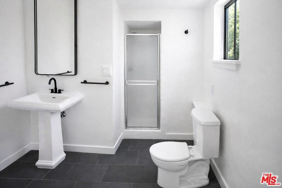 835 N Ogden Dr - Photo 5 of 16