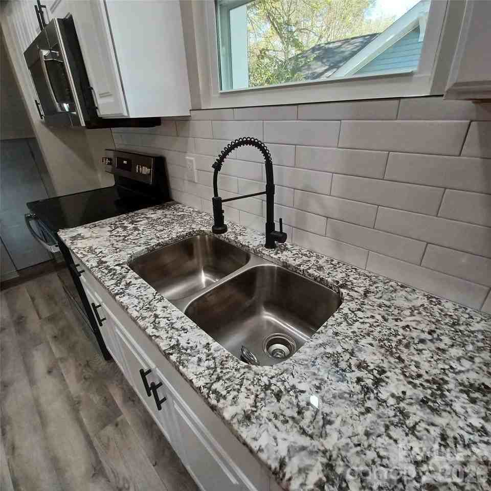 4211 Major St - Photo 4 of 19