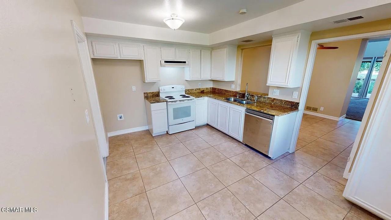 2585 Northshore Ln - Photo 4 of 23