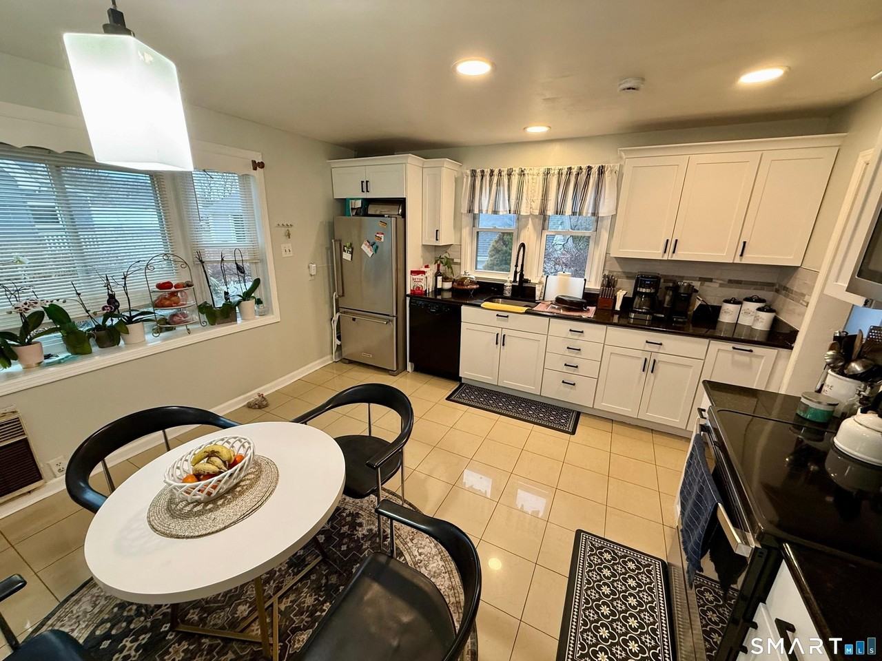 64 Hickory St - Photo 3 of 31