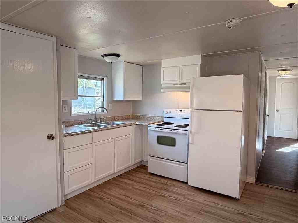 7897 Suncoast Dr - Photo 4 of 12