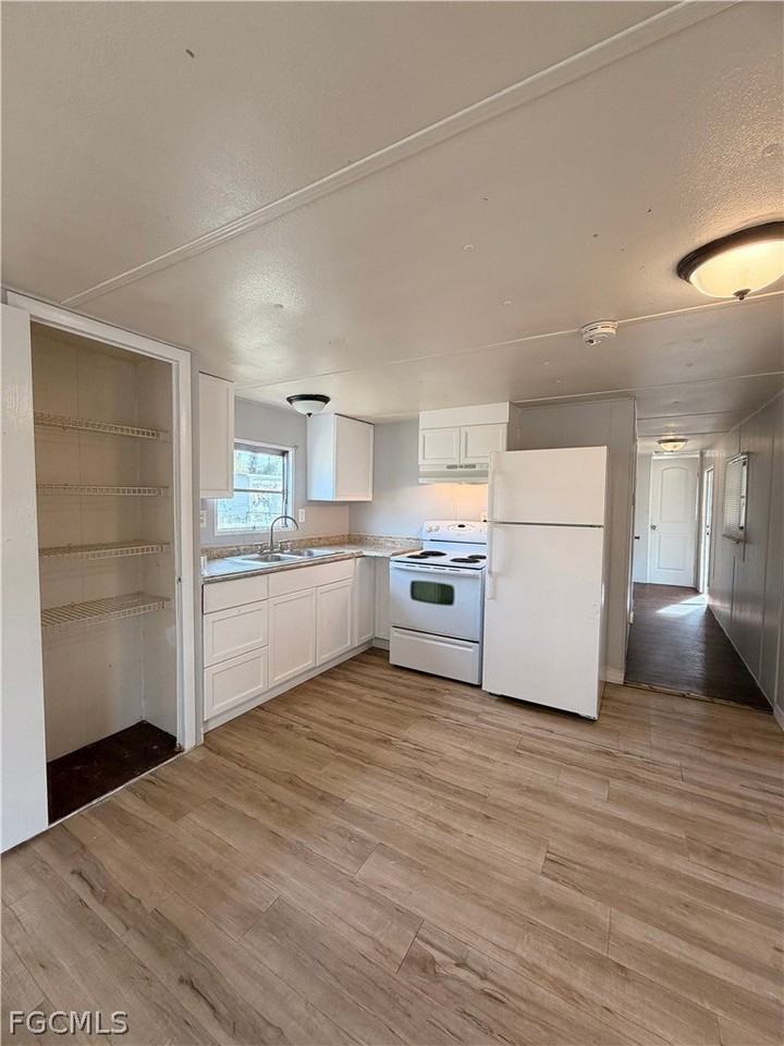 7897 Suncoast Dr - Photo 5 of 12