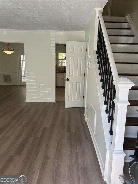 2907 Queen Anne Ct - Photo 2 of 25