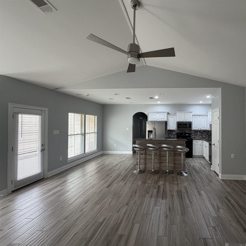 1046 Sedona Pines Dr - Photo 3 of 19