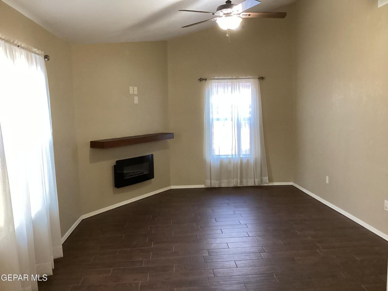 5793 Crest Rd - Photo 5 of 19