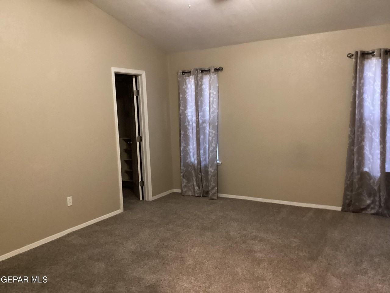 5793 Crest Rd - Photo 7 of 19