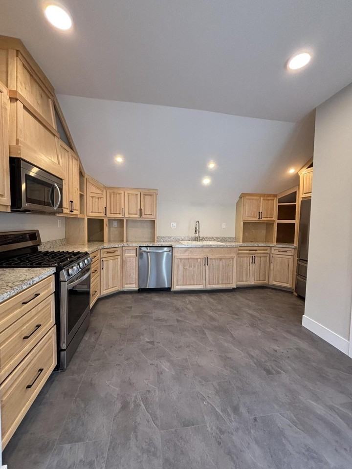 118 S Evans St Unit A - Photo 2 of 17