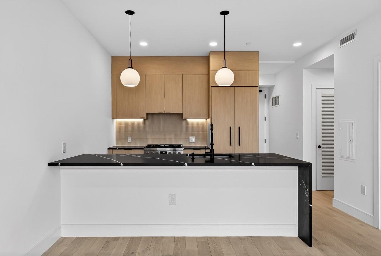 139 Christopher Columbus Dr #503 - Photo 5 of 28