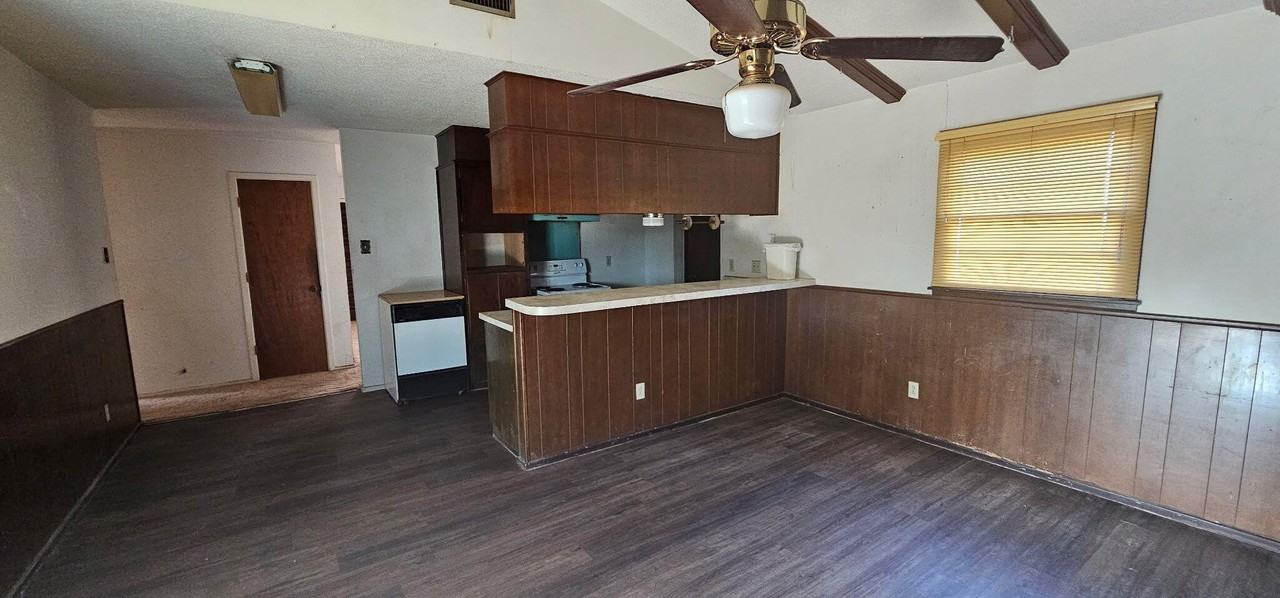 1612 69th St - Photo 3 of 9